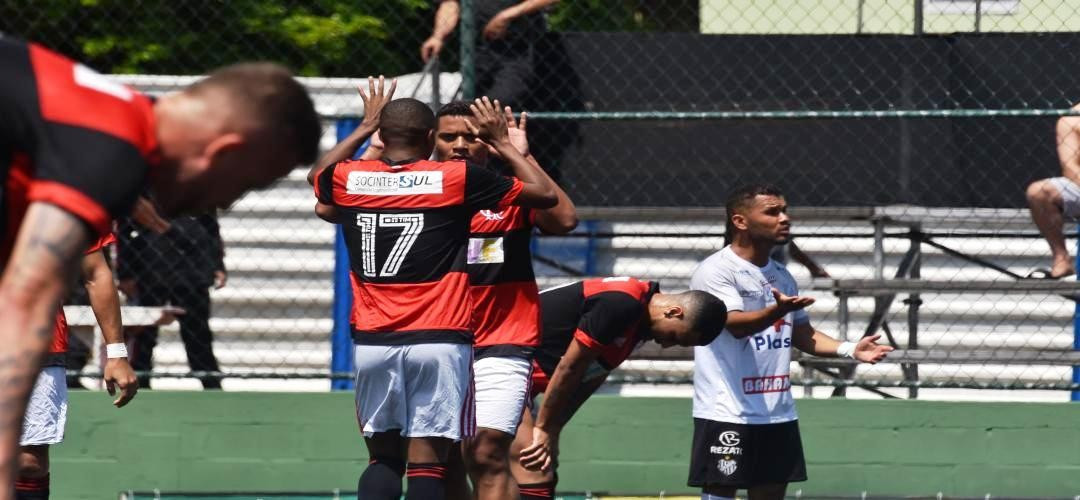 FLAMENGO SOFRE, MAS VENCE TUPI E ESTA NA FINAL